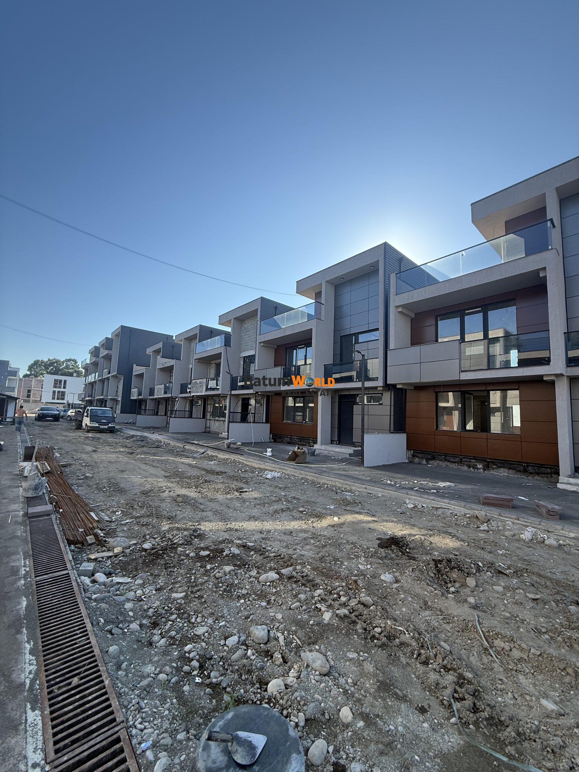 🌟 2025-1008 Satılık– Beyaz çerçeve-Batum Havalimanı Bölgesinde 6 Yatak Odalı 200m2 Villa 🌆 350.000 $