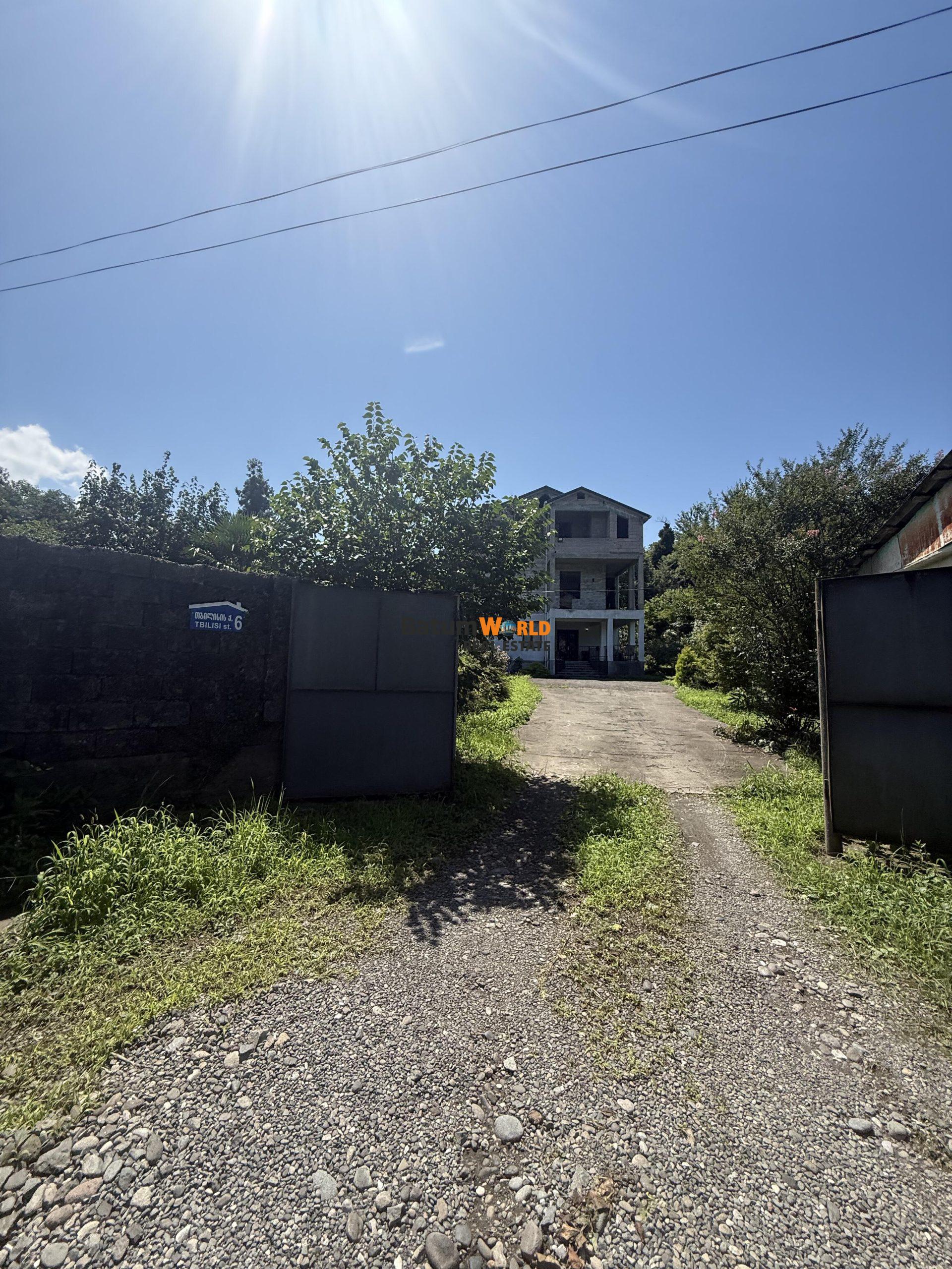 2025-1043-Makhinjauri'de Geniş Yeşil Bahçeli Geniş Müstakil Ev 1.650.000 usd