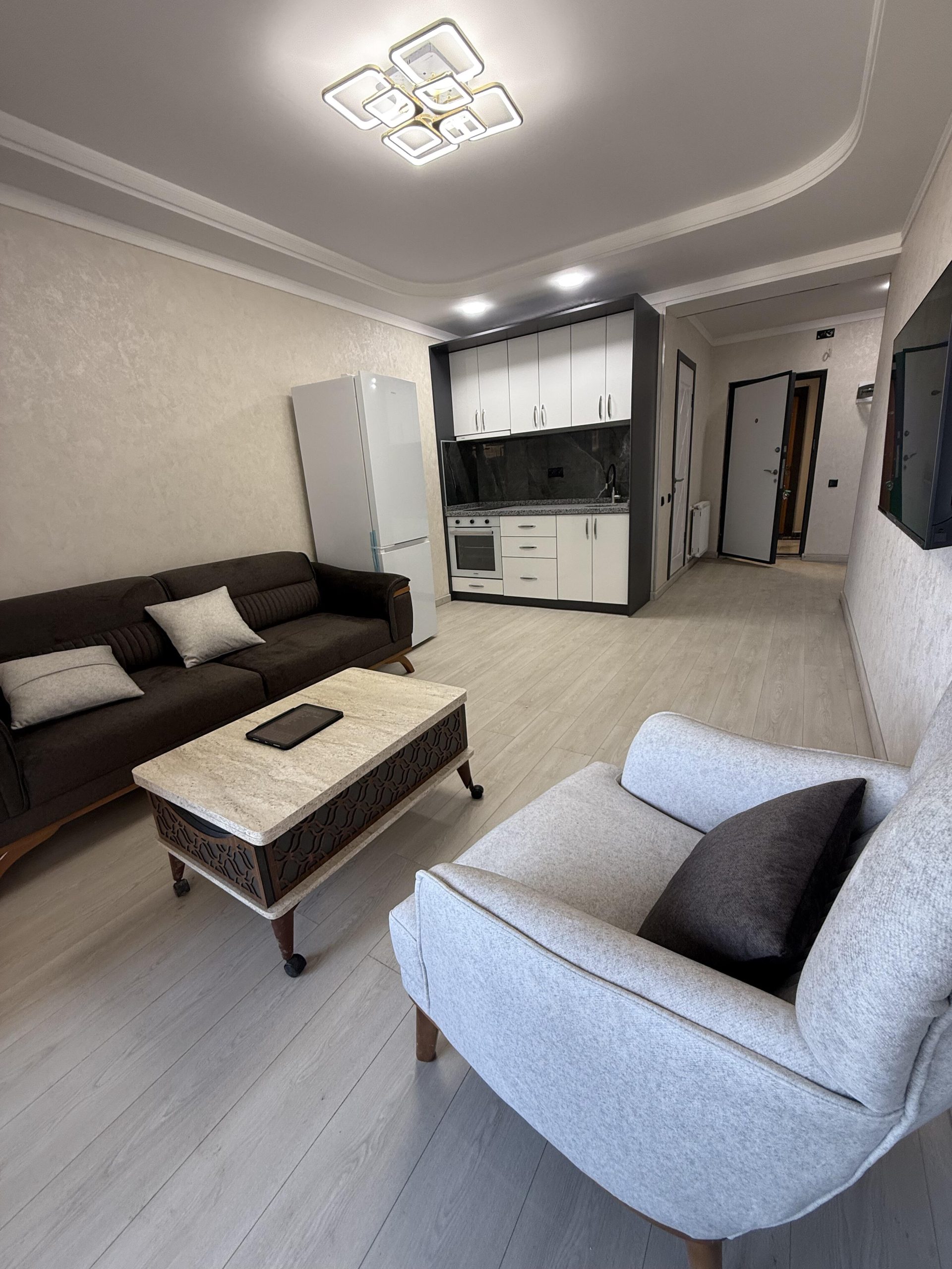 2025-1045-Kaligrafi Kuleleri, Batum'da Benzersiz 1+1 Euro Tasarım Kiralık Daire-650 $ / ay