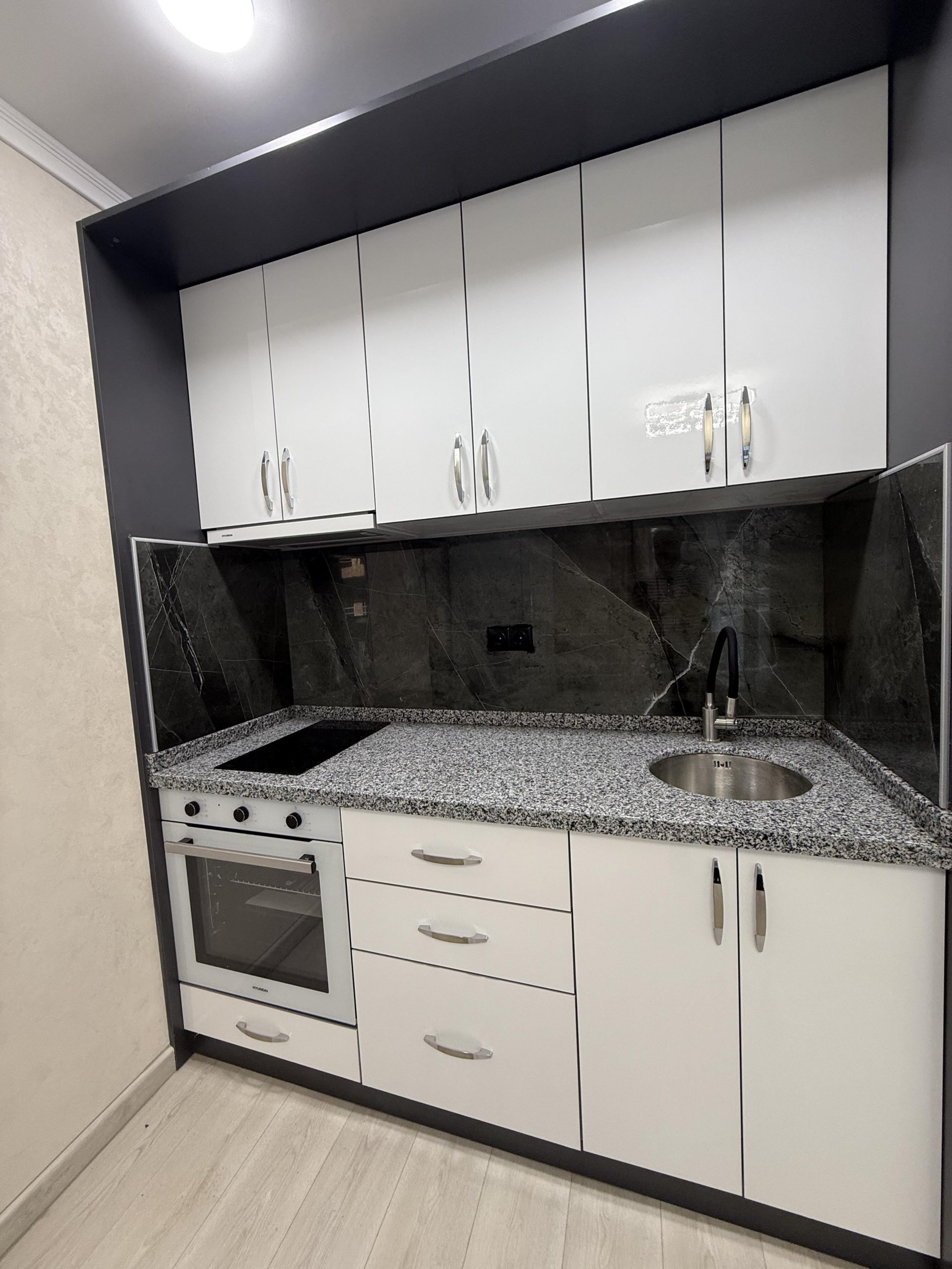 2025-1045-Kaligrafi Kuleleri, Batum'da Benzersiz 1+1 Euro Tasarım Kiralık Daire-650 $ / ay