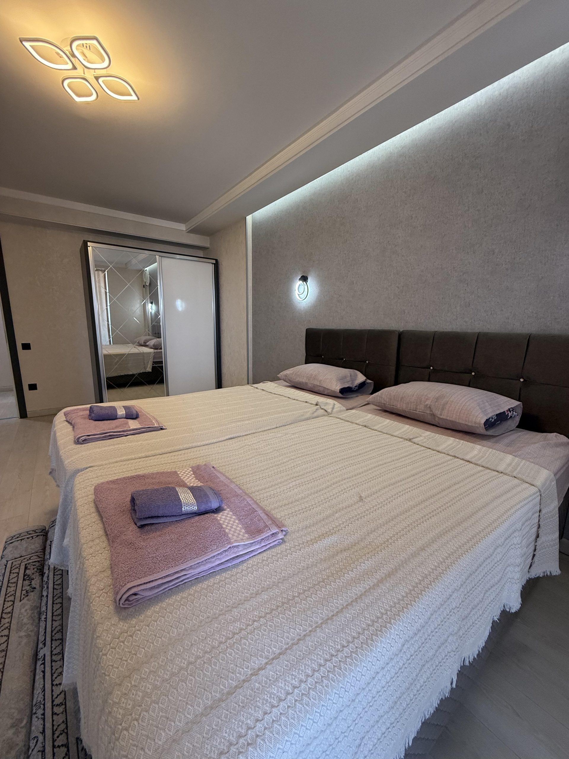 2025-1045-Kaligrafi Kuleleri, Batum'da Benzersiz 1+1 Euro Tasarım Kiralık Daire-650 $ / ay